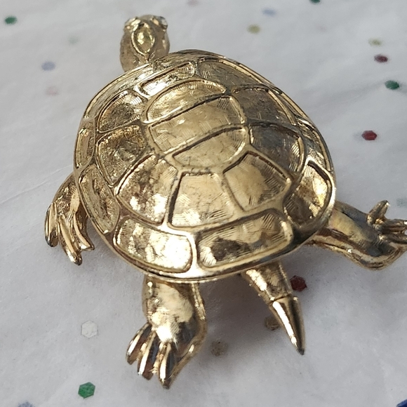Vtg 1960s Gold Tone Textured Turtle Pin Brooch Rhinestone Eyes - Picture 4 of 5